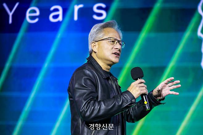 젠슨 황 엔비디아 최고경영자가 지난해 10월30일 서울 강남구 코엑스에서 열린 지포스 게이머 페스티벌에 참석해 인사말을 하고 있다. 권도현 기자