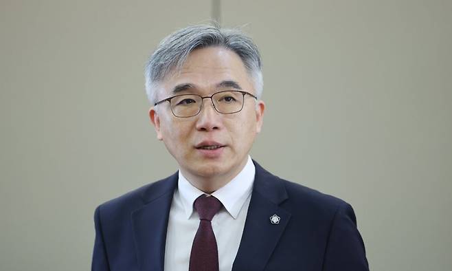 고&nbsp;박원순 전 서울시장 성폭력 사건 피해자의 신상정보를 사회관계망서비스(SNS)에 공개한 혐의로 재판에 넘겨진 정철승 변호사가 항소심에서도 실형을&nbsp;선고받고 법정구속됐다. 연합뉴스