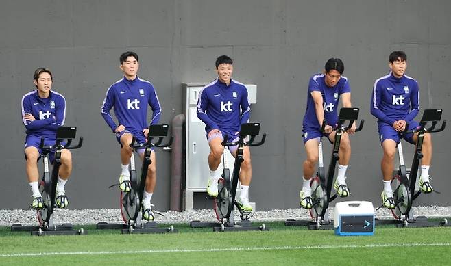 모레노호 합류한 해외파 - ‘모레노호’ 축구대표팀에 합류한 손흥민과 이강인 등 해외파 선수들이 22일 충남 천안시 코리아풋볼파크에서 열린 공개훈련에서 자전거를 타며 몸을 풀고 있다. 왼쪽부터 이강인(아틀레티코 마드리드), 황인범(포르투), 황희찬(샬케), 이한범(브루게), 손흥민(LAFC). 천안 연합뉴스