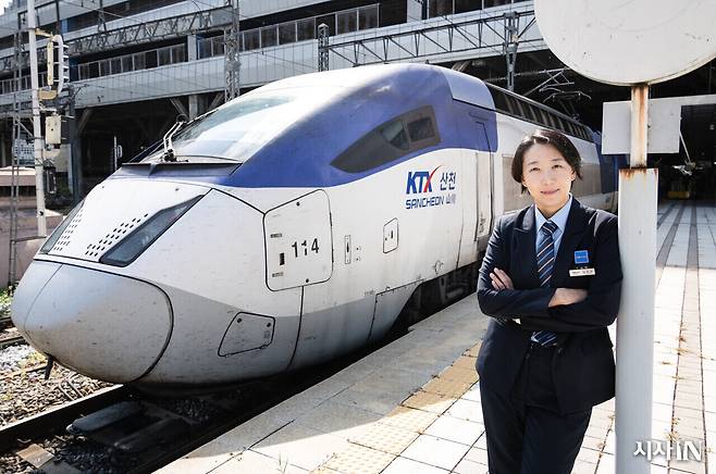 2018년 11월 복직한 김승하 전 철도노조 KTX 열차승무지부장은 2026년 8월24일부터 KTX 열차팀장으로 일하기 시작했다. 10월13일 김승하 KTX 열차팀장이 서울 용산역 플랫폼 앞에 서 있다. ⓒ김흥구