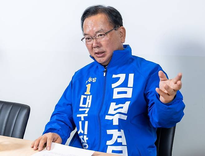 김부겸 당시 더불어민주당 대구시장 후보가 4월28일 대구 북구 창조경제혁신센터 현장에서 시사저널과 인터뷰하고 있다. ⓒ시사저널 최준필
