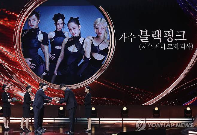 블랙핑크, 옥관문화훈장 수훈 (서울=연합뉴스) 이재희 기자 = 29일 서울 중구 국립극장에서 열린 '제17회 대한민국 대중문화예술상' 시상식에서 최휘영 문체부 장관이 옥관문화훈장을 수훈한 그룹 블랙핑크의 소속사 YG엔터테인먼트 관계자에게 훈장증을 전달하고 있다. 2026.10.29 scape@yna.co.kr