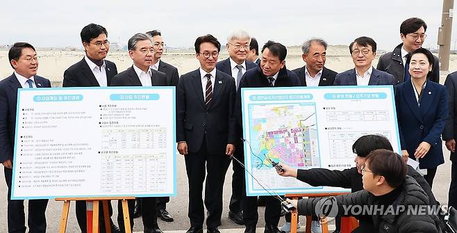새만금 찾은 민주당 지도부와 기업인들 (군산=연합뉴스) 최영수 기자 = 더불어민주당 김민석 대표를 비롯한 당 메가성장특위 위원들과 기업인 등이 29일 전북 새만금 내 현대자동차 그룹의 투자현장을 찾아 설명을 듣고 있다. 2026.10.29 kan@yna.co.kr