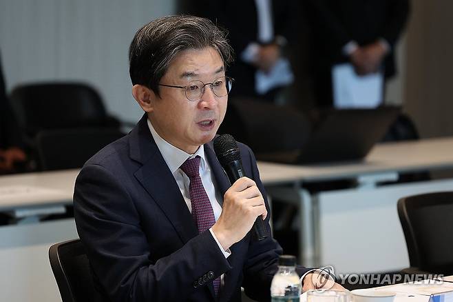 인사말하는 이억원 금융위원장 (서울=연합뉴스) 류효림 기자 = 이억원 금융위원장이 30일 서울 중구 서민금융진흥원에서 열린 '미소금융 재원 기부 협약식'에서 인사말을 하고 있다. 2026.10.30 ryousanta@yna.co.kr
