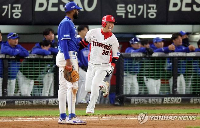 적시타 때려 점수차 벌리고 기뻐하는 하주석 (전남광주=연합뉴스) 민현기 기자 = 30일 광주기아챔피언스필드에서 열린 프로야구 2026 포스트시즌 플레이오프 4차전 삼성 라이온즈와 KIA 타이거즈의 경기. KIA 하주석이 7회말 2사 1·3루에 1타점 적시타를 친 뒤 기뻐하고 있다. 2026.10.30 mhk0226@yna.co.kr