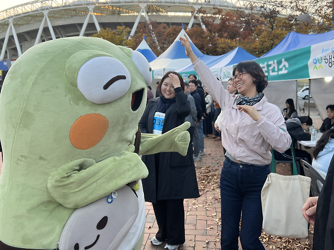 31일 오후 대구스타디움 동편광장에서 열린 제6회 수성별빛걷기대회를 찾은 수성구 캐릭터 뚜비가 시민들과 인사하고 있다. 홍예원 수습기자