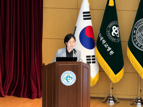 '경도인지장애의 최신 이해: 진단기준과 임상적 의미'를 강연하는 윤보라 가톨릭의대 신경과 교수 / 디멘시아뉴스