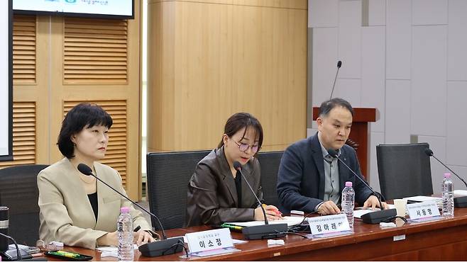 왼쪽부터 발제자 이소정 남서울대학교 교수, 좌장을 맡은 김아래미 한국사회복지교육협의회 대외협력위원회 위원장, 발제자 서동명&nbsp;한국사회복지사협회 자격제도위원회 위원장 /한국사회복지사협회