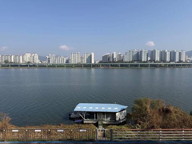 지난 30일 오전 경기도 하남시 미사섬 한강변에서 바라본 덕소 일대 아파트 단지./ 김보연 기자
