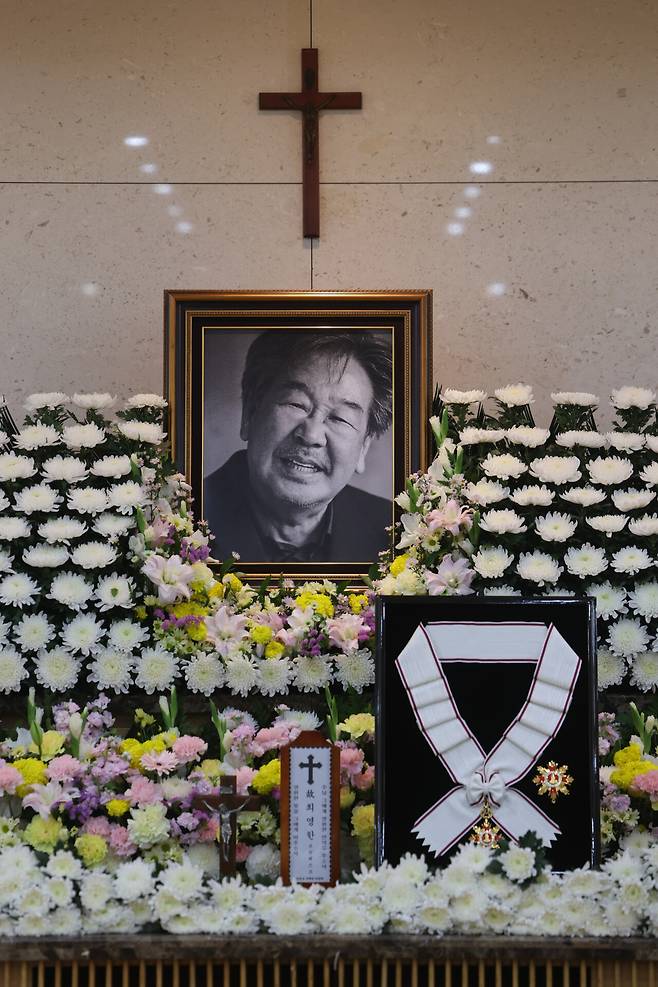한국의 아버지상을 대표해 '국민 아버지'로 불린 배우 최불암(본명 최영한)이 별세했다. 향년 87세. 사진은 30일 서울아산병원 장례식장에 마련된 빈소 모습. [연합뉴스]