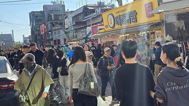 31일 서울 마포구 홍대 레드로드에 핼러윈 행사를 즐기려는 인파가 몰려있다. 노유림 기자
