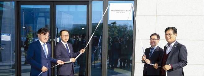< HMG 새만금사무소 개소 >  현대자동차그룹이 30일 전북 군산 자동차기술원 미래모빌리티테크센터에서 HMG 새만금사무소 개소식을 열었다. 왼쪽부터 김재준 군산시장, 문성요 새만금개발청장, 신승규 현대차그룹 RH PMO 담당 부사장, 이원택 전북지사.   /현대차그룹 제공