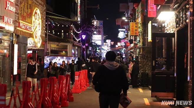 30일 오후 서울 용산구 이태원 세계음식문화거리가 핼러윈을 즐기는 시민들로 북적이고 있다. 유정민 기자