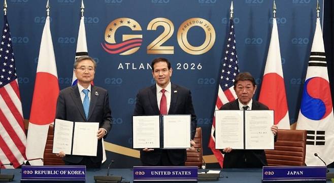 30일 미국 애틀랜타에서 열린 주요 20개국(G20) 외교장관 회의를 계기로 열린 미한일 외교장관 회담에서 마코 루비오 미국 국무장관(가운데)과 조현 한국 외교부 장관(왼쪽), 모테기 도시미쓰 일본 외무상이 이날 서명한 양해 각서를 들고 있다. 연합뉴스