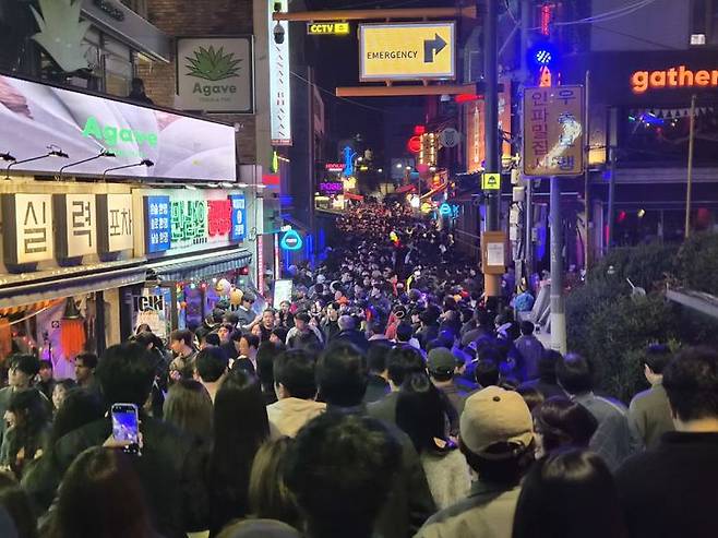 [서울=뉴시스] 조수원 기자 = 핼러윈 당일인 31일 서울 용산구 이태원역 인근 세계음식문화거리가 시민들로 붐비는 모습.2026.10.31. tide1@newsis.com *재판매 및 DB 금지 *재판매 및 DB 금지