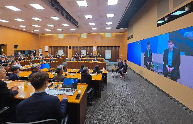 31일 경기도 용인 삼성인력개발원에서 삼성 사장단과 샘 올트먼(Sam Altman) OpenAI CEO가 간담회를 하고 있다. 삼성 제공
