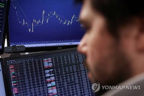 모니터 바라보는 브라질 펀드매니저 [로이터=연합뉴스]