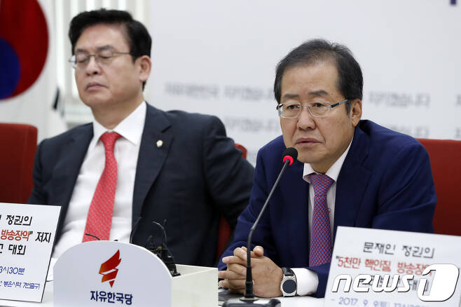 홍준표 자유한국당 대표(오른쪽)와 정우택 원내대표. 뉴스1 © News1 안은나 기자