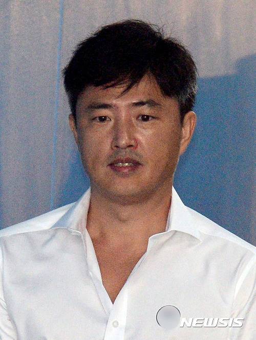 【서울=뉴시스】권현구 기자 = 인천본부세관장 인사 청탁과 함께 금품을 받은 혐의로 구속된 고영태 씨가 8일 오후 서울 서초구 서울중앙지방법원에서 열린 4차공판에 출석하고 있다. 2017.09.08. stoweon@newsis.com