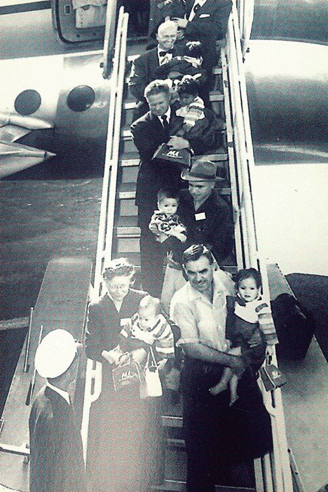 ▲1955년 해리 홀트 씨가 입양한 한국 아동 8명을 포함한 12명의 최초의 한국 출신 입양아동이 비행기에서 내리는 장면. 제일 선두에서 아이를 안고 있는 두 사람이 해리 홀트(오른쪽)와 버다 홀트 부부다. ⓒ중앙입양원(홀트아동복지회 제공)