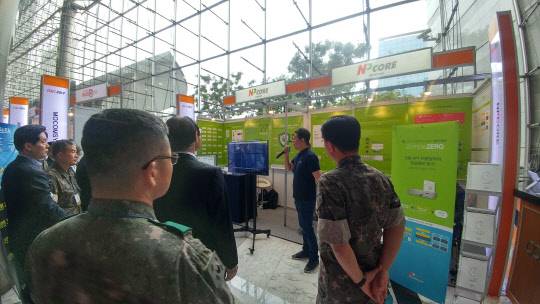 엔피코어(대표 한승철)가 지난 주 코엑스에서 열린 보안콘퍼런스 'ISEC 2017'에서 새로 출시한 서버용 보안제품 '좀비제로 EDR 포 서버'를 시연했다고 9일 밝혔다. 엔피코어는 이번 행사에서 총판사인 닉스테크, 시큐센, 코어인프라와 함께 정부기관과 기업의 보안 관계자들을 대상으로 서버에 설치되는 화이트리스 기반의 APT와 랜섬웨어 대응 솔루션 '좀비제로 EDR 포 서버'를 선보이고 시연을 펼쳤다. 엔피코어 제공