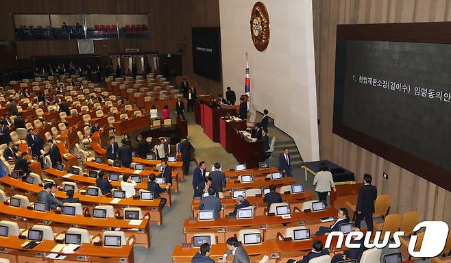 정세균 국회의장이 11일 오후 서울 여의도 국회에서 열린 본회의에서 김이수 헌법재판소장 후보자에 대한 임명동의안을 직권상정해 의원들이 무기명투표를 하고 있다. 2017.9.11/뉴스1 © News1 안은나 기자