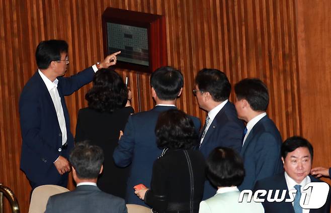 우원식 더불어민주당 원내대표가 지난 11일 오후 서울 여의도 국회에서 열린 본회의에서 김이수 헌법재판소장 후보자에 대한 임명동의안 무기명 투표 개표결과 부결이 결정되자 허탈한 표정을 짓고 있다. 2017.9.11/뉴스1 © News1 이동원 기자