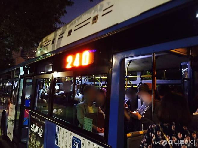 승객으로 붐비는 오후 6시 30분 무렵 240번 버스 /사진=남궁민 기자