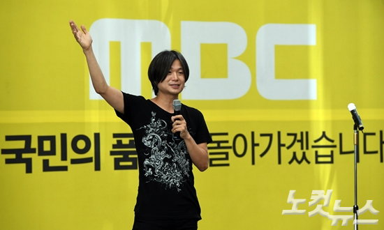 13일 오전 서울 마포구 상암동 MBC 사옥 1층 로비에서 열린 전국언론노동조합 MBC본부 집회에서 주진우 시사IN 기자가 발언하고 있다. (사진=황진환 기자)