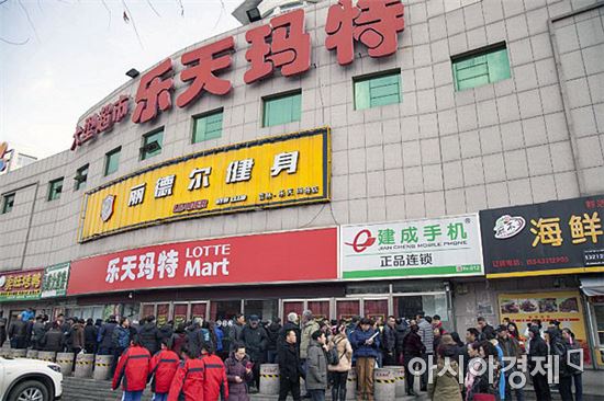 지난 3월 중국 북동지역 지린성에 있는 롯데마트 모습. 영업이 중단된 매장 앞에서 중국 공안과 반한 시위대가 대치 중이다.