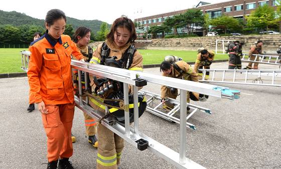 경기도 용인시 경기도소방학교에서 실시된 2017년 경기재난안전본부 제65기 신입교육과정 훈련에서 교육생들이 소방훈련을 하고 있다./뉴스1