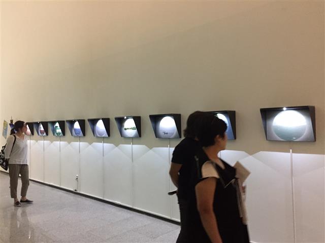제주도립미술관에서 관람객들이 사진작가 박진영의 작품 ‘움직이는 핵’을 감상하고 있다