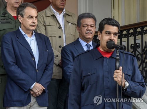 니콜라스 마두로 베네수엘라 대통령이 지난해 7월 수도 카라카스 대통령궁에서 다닐로 메디나 도미니카공화국 대통령(가운데)과 호세 루이스 로드리게스 사파테로 전 스페인 총리(왼쪽)와 만난 뒤 연설을 하고 있다.[AFP=연합뉴스 자료 사진]
