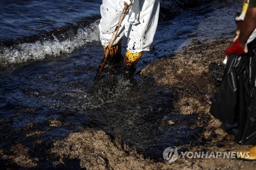 침몰 유조선에서 유출된 기름으로 오염된 아테네 인근 해변 [AP=연합뉴스]