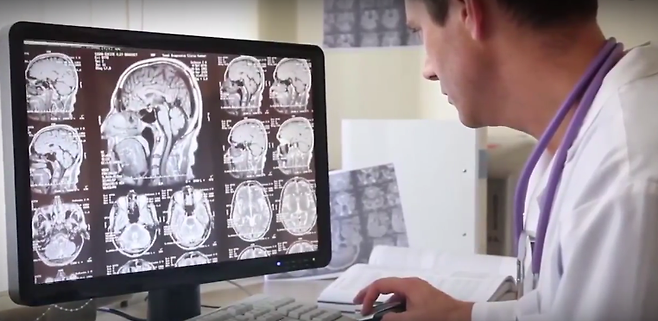 IBM 인공지능 '왓슨 포 온콜리지'(Watson for Oncology)를 이용해 진료 중인 의사/사진제공=IBM 사이트 캡쳐
