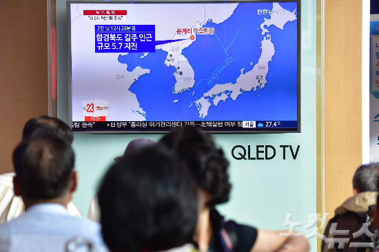 북한이 조선중앙 TV를 통해 ICBM 장착용 수소탄 시험에 성공했다고 발표한 가운데 지난 3일 오후 서울역에서 시민들이 6차 핵시험으로 추정되는 인공지진이 발생한 직후 관련 뉴스를 시청하는 모습. (사진=윤창원 기자/자료사진)