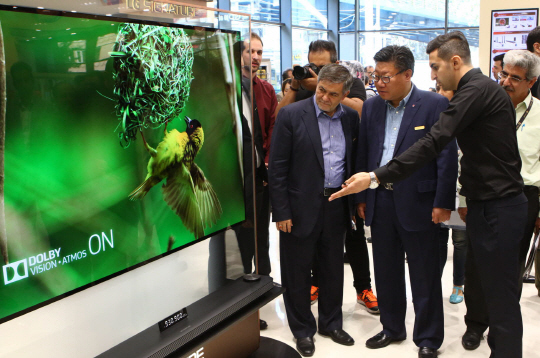 이란 차르수몰에 위치한 LG 프리미엄 브랜드숍에서 관람객들이 LG 시그니처 올레드 TV W를 살펴보고 있다./사진제공=LG전자