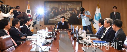 이주열 한국은행 총재(가운데)가 지난달 31일 서울 태평로 한은 삼성본관에서 금융통화위원회 본회의를 주재하고 있다.