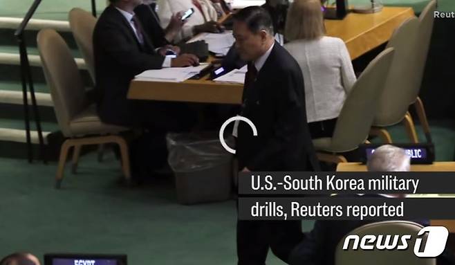 자성남 북한 유엔 주재 대사가 19일(현지시간) 유엔총회 자리를 박차고 나가는 모습. (CNBC방송 갈무리) © News1