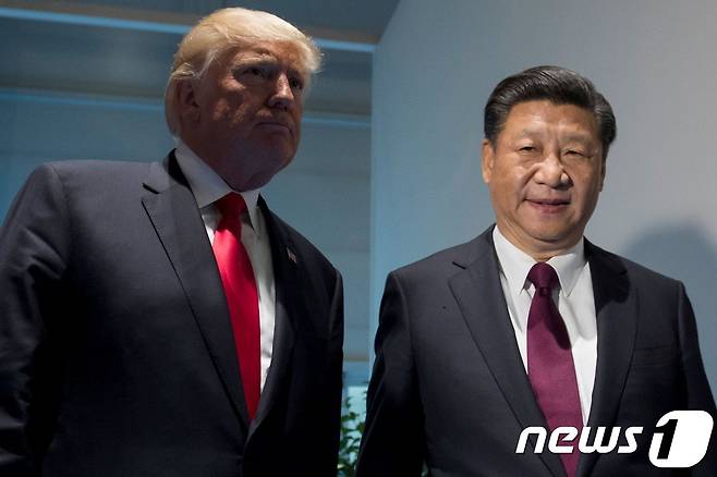 도널드 트럼프 미국 대통령(왼쪽)과 시진핑 중국 주석은 지난 7월 독일 함부르크 주요20개국 회담에서 만났다. © AFP=뉴스1