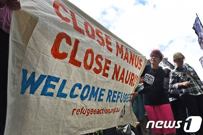 호주 정부의 난민선 봉쇄정책에 반대하는 시민들이 시위를 벌이고 있다. © AFP=뉴스1