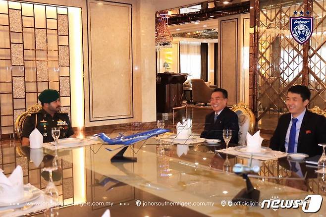 말레이시아 왕세자와 북한 대사의 회담 장면. (조호르 다룰 타짐 FC 제공) © News1