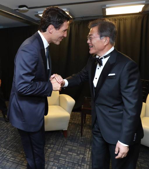 19일(현지시간) 제72차 유엔총회 참석차 미국 뉴욕을 방문 중인 문재인 대통령은 인트레피드 해양항공우주 박물관에서 개최된 아틀란틱카운슬 주관 세계시민상 시상식에 참석해 함께 수상하는 쥐스탱 트뤼도 캐나다 총리와 악수하고 있다. 뉴욕 안주영기자 jya@seoul.co.kr 19일(현지시간) 제72차 유엔총회 참석차 미국 뉴욕을 방문 중인 문재인 대통령은 인트레피드 해양항공우주 박물관에서 개최된 아틀란틱카운슬 주관 세계시민상 시상식에 참석해 함께 수상하는 쥐스탱 트뤼도 캐나다 총리와 악수하고 있다. 뉴욕 안주영기자 jya@seoul.co.kr