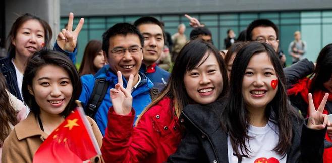 2015년 10월 영국 북서부 맨체스터대 국립그래핀연구소에서 중국 유학생들이 이곳을 방문한 시진핑 국가주석을 열렬히 환영하고 있다.서울신문 DB