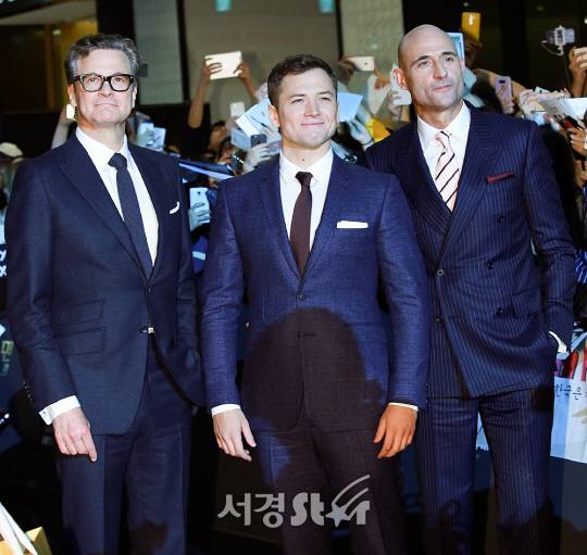 배우 콜린 퍼스, 태런 에저튼, 마크 스트롱이 20일 오후 서울 송파구 롯데월드타워 1층에서 열린 ‘킹스맨: 골든 서클(감독 매튜 본)’ 레드카펫 행사에 참석하고 있다.