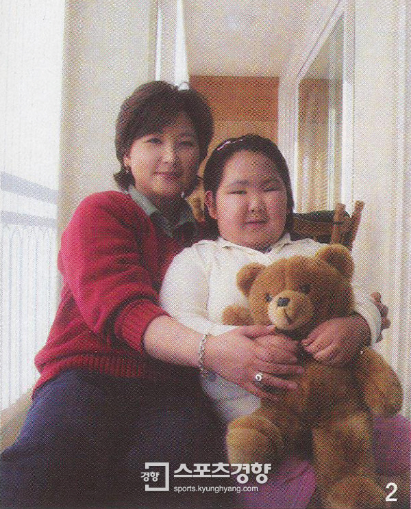 2003년 고 김광석의 아내 서해순 씨와 딸 서연(당시는 서우)이 다정한 한 때를 보내고 있다. 스포츠경향 DB