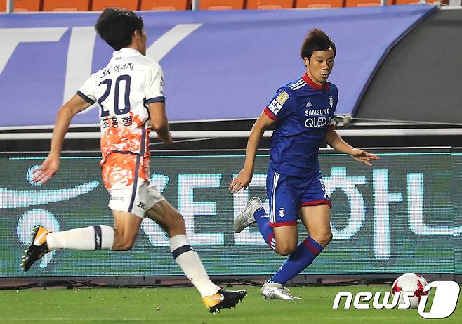 K리그 최초로 6시즌 두 자릿수 도움을 기록한 수원 삼성의 염기훈(오른쪽) © News1