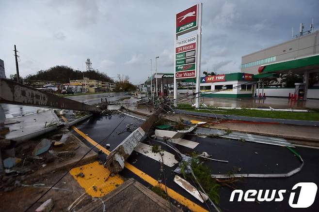 허리케인 마리아가 동반한 강풍에 부러진 가로등. © AFP=뉴스1