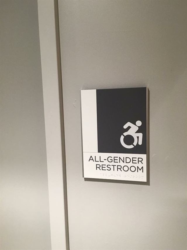 미국 뉴욕대에 설치된 성중립화장실 입구. 한국다양성연구소 제공