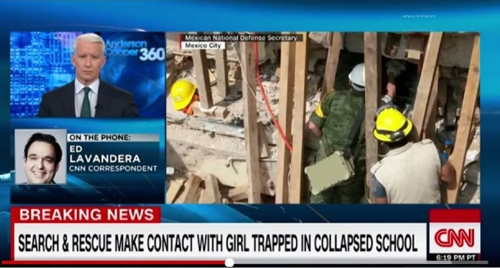 학교 건물 잔해에 깔린 소녀가 바같의 구조대원과 손을 맞잡은 광경 [CNN 화면 캡처=연합뉴스]